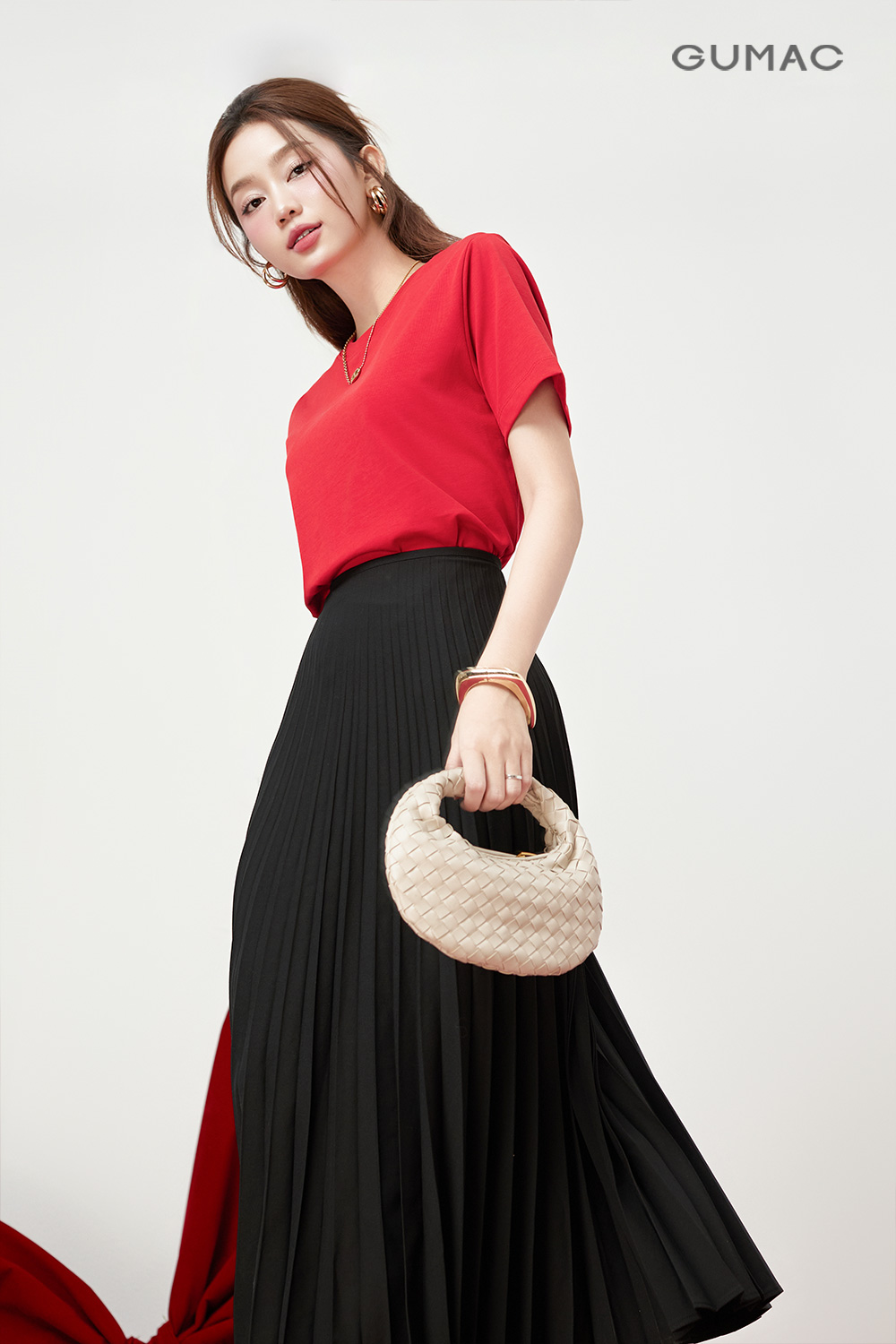 Mix áo thun basic cổ tròn cùng chân váy xếp ly