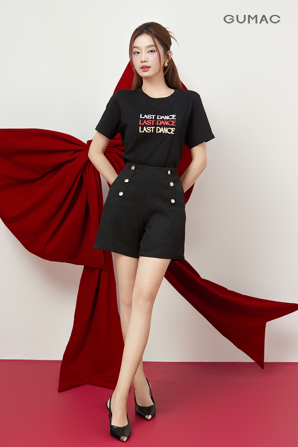 Áo thun nhũ màu hồng kết hợp với quần short đính nút