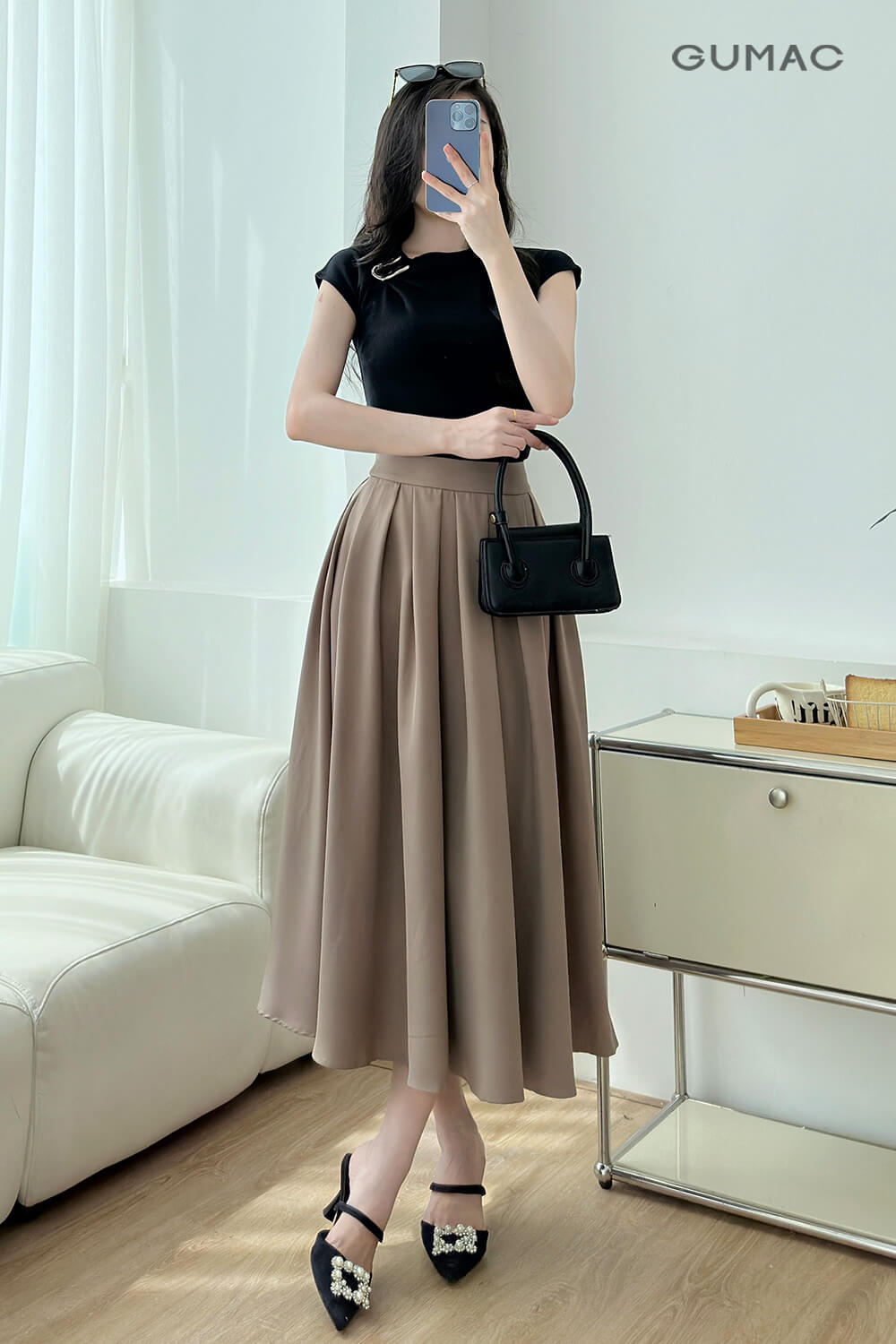 Mix váy dài xếp ly với áo thun năng động cho nàng mũm mĩm