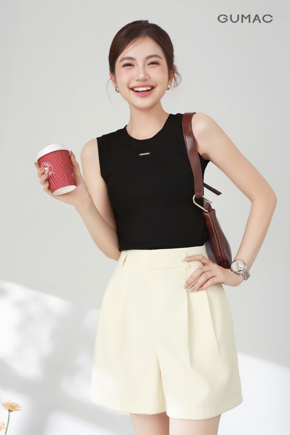 ket hop ao tanktop dinh logo va quan ngan ong rong