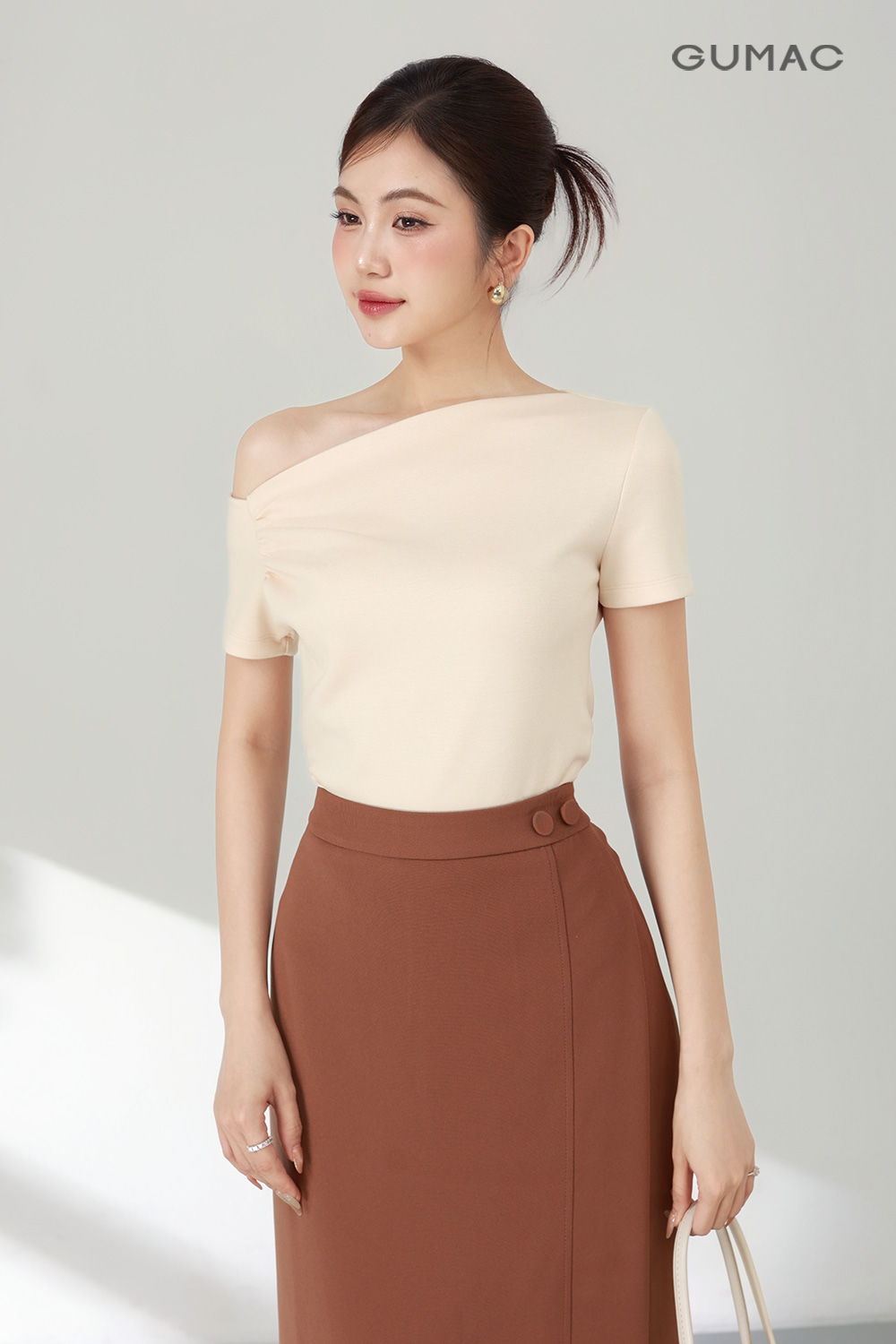 Áo thun kiểu lệch vai