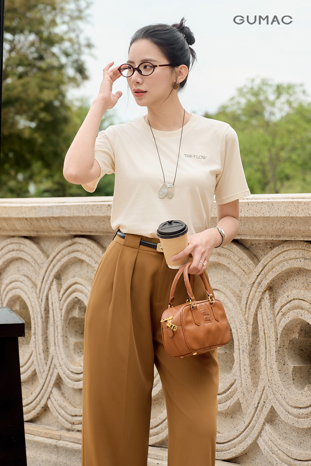 Áo thun thêu chữ art