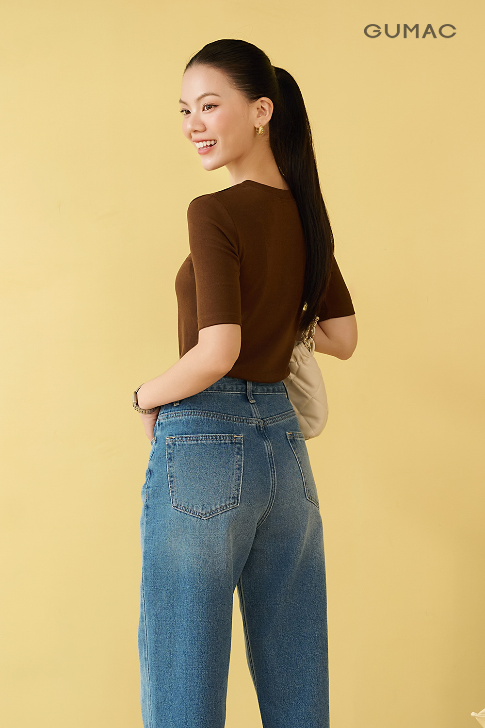 Áo thun kiểu cổ V