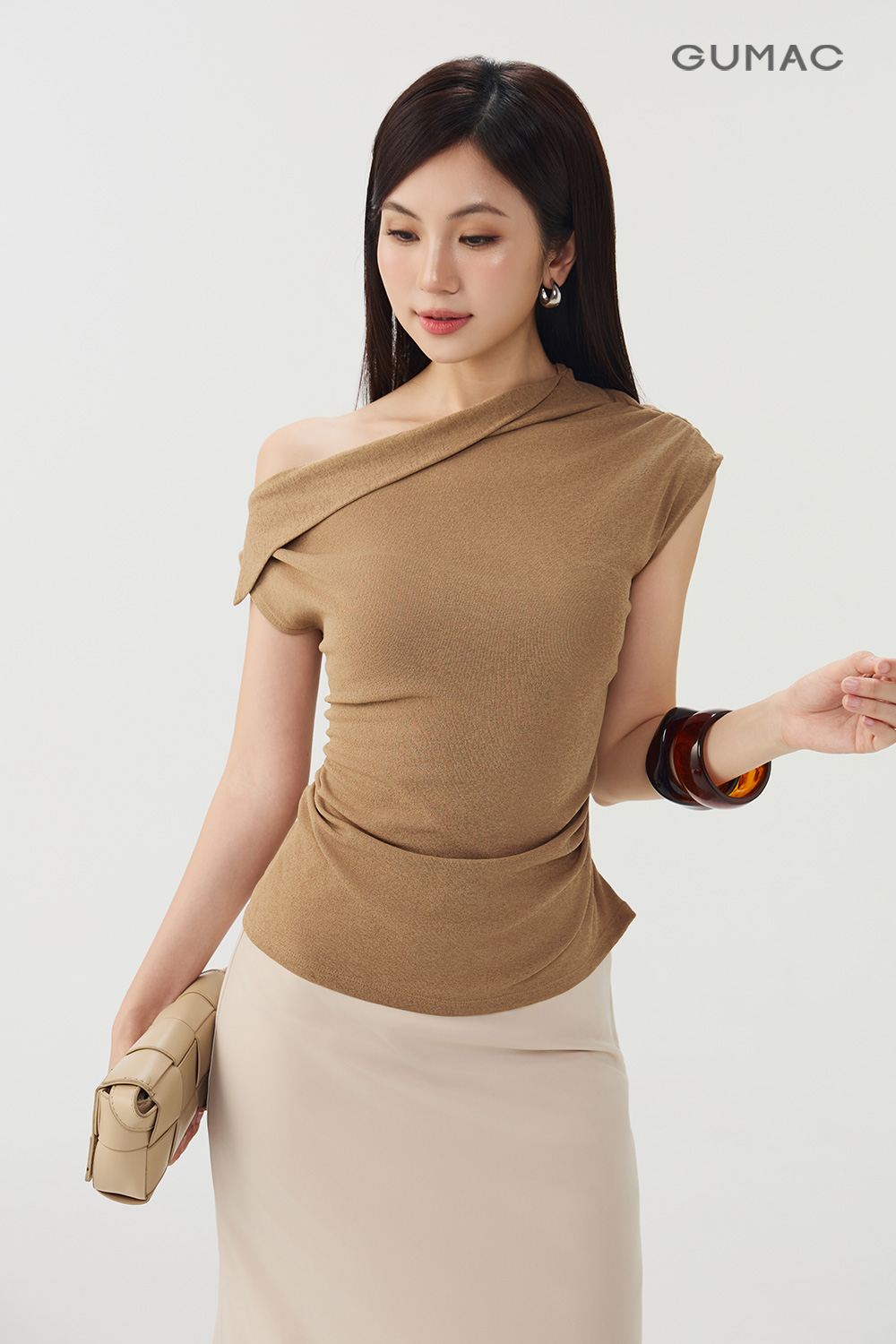 AT Ôm-ngắn