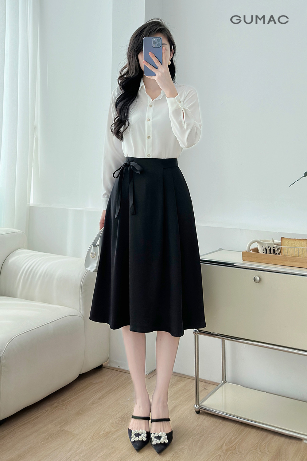 Phối váy rời xếp ly xòe với áo sơ mi cổ đức