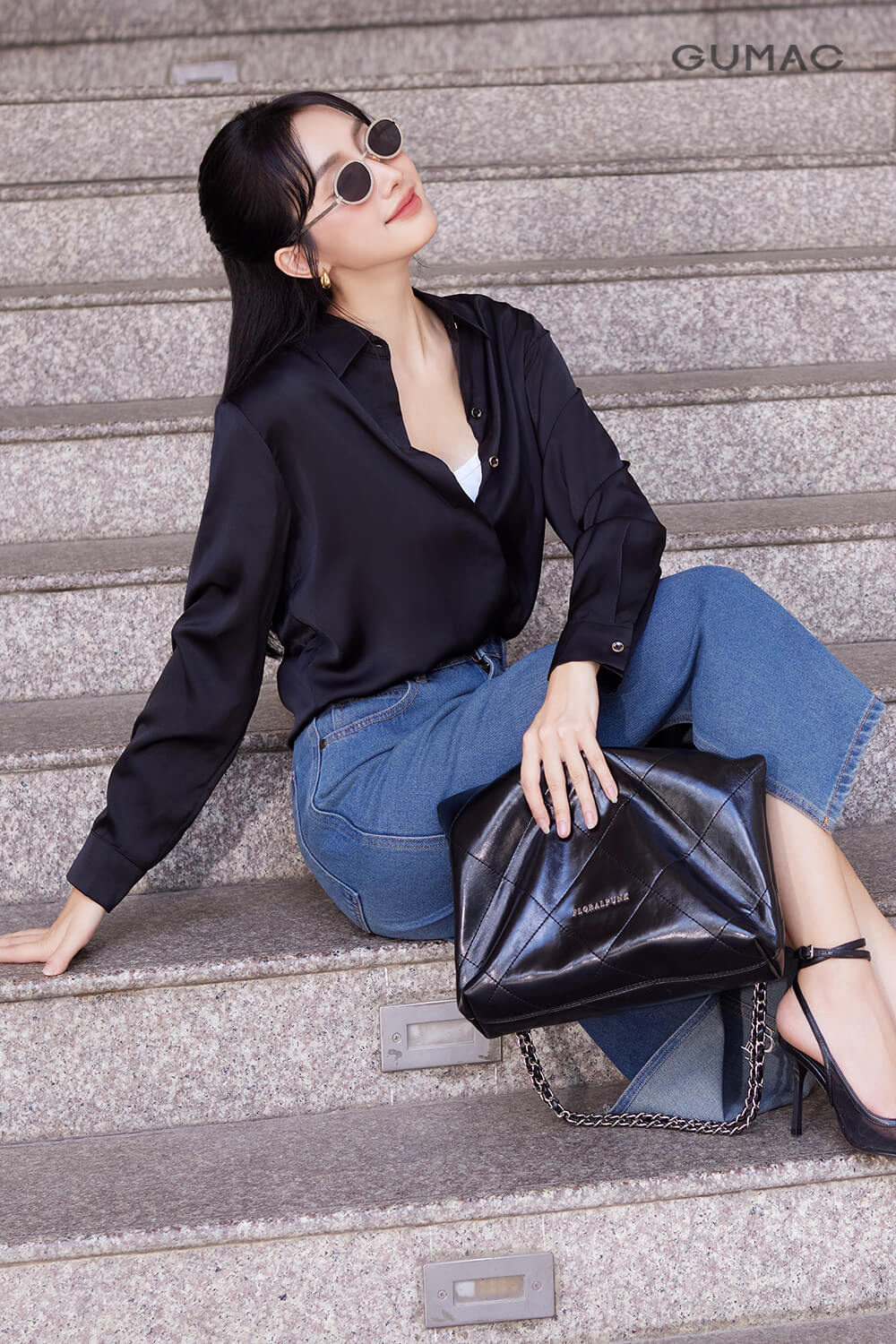áo sơ mi đen nữ cùng quần jean