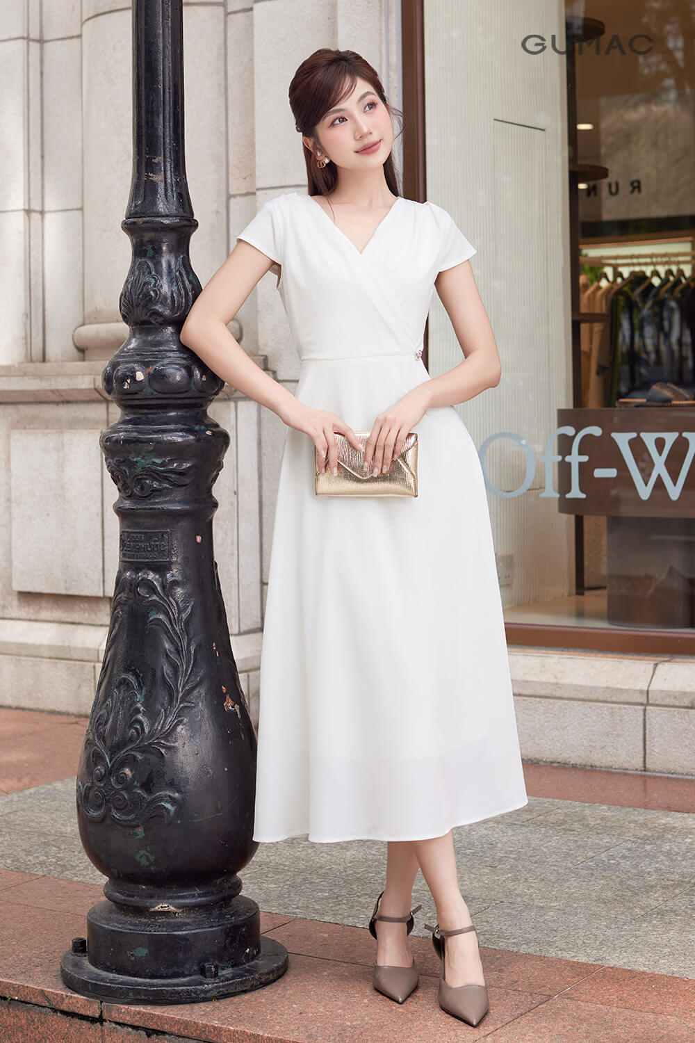 dam trang mac cung giay nau diem dam