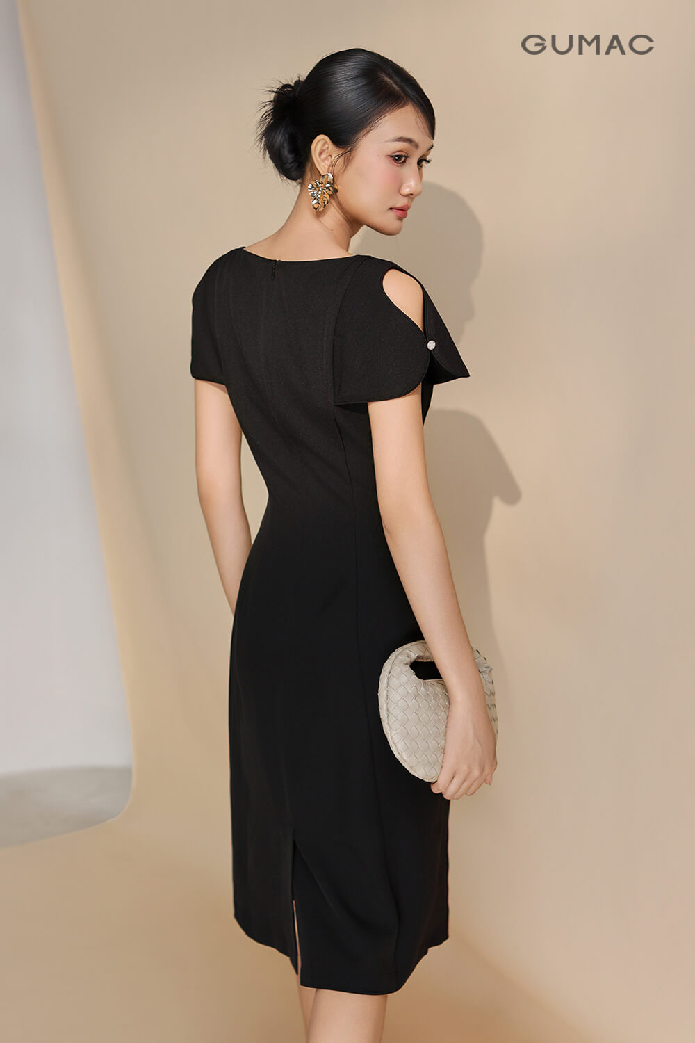 Đầm cut-out cách điệu