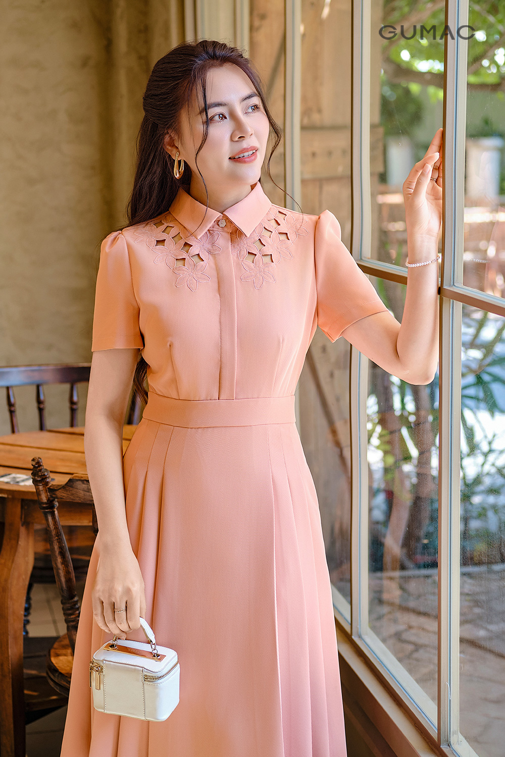 Đầm sơ mi thêu hoa
