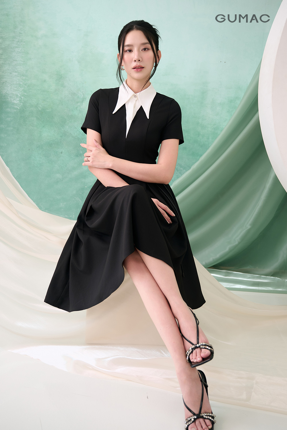 Đầm A xòe phối cổ