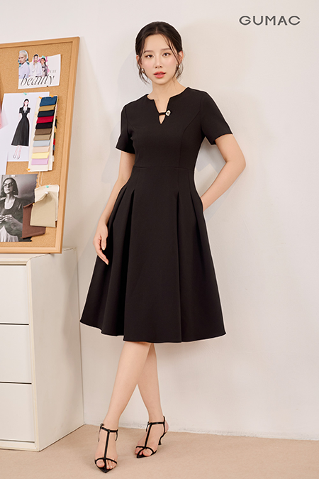 Đầm cổ V đính nút