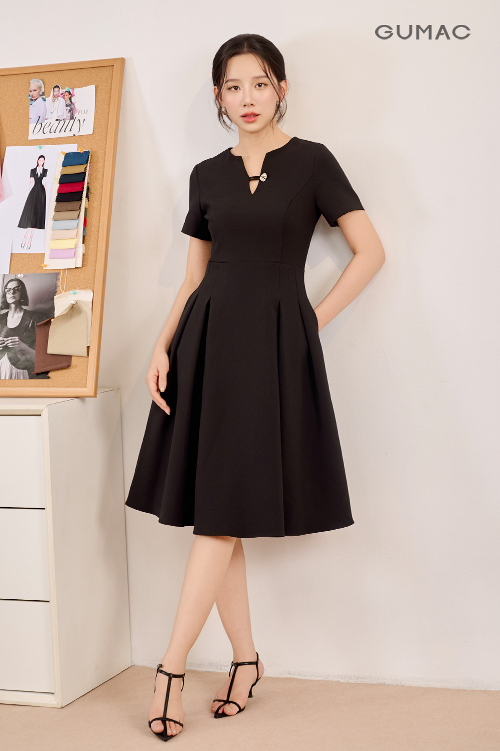 Đầm cổ V đính nút