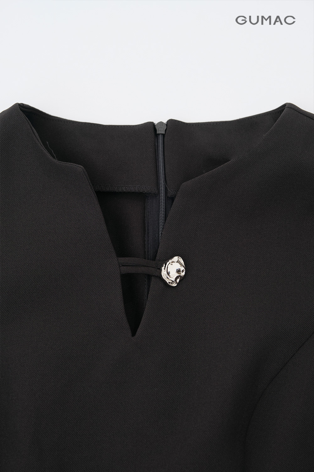 Đầm cổ V đính nút