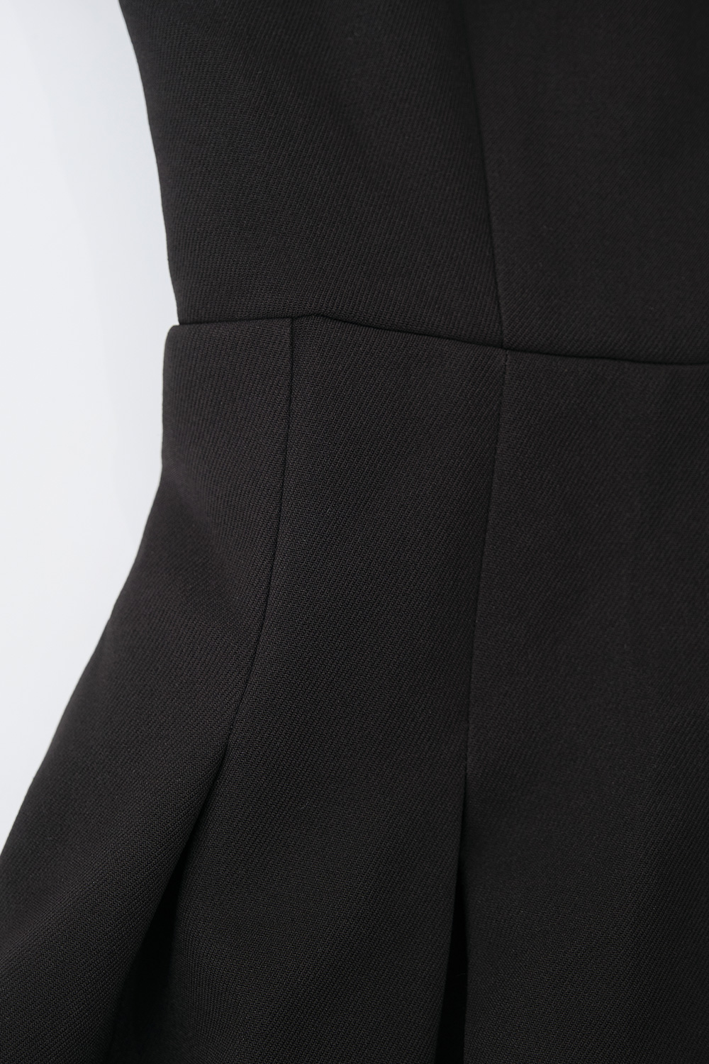 Đầm cổ V đính nút