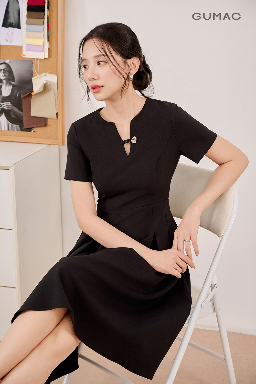 Đầm cổ V đính nút