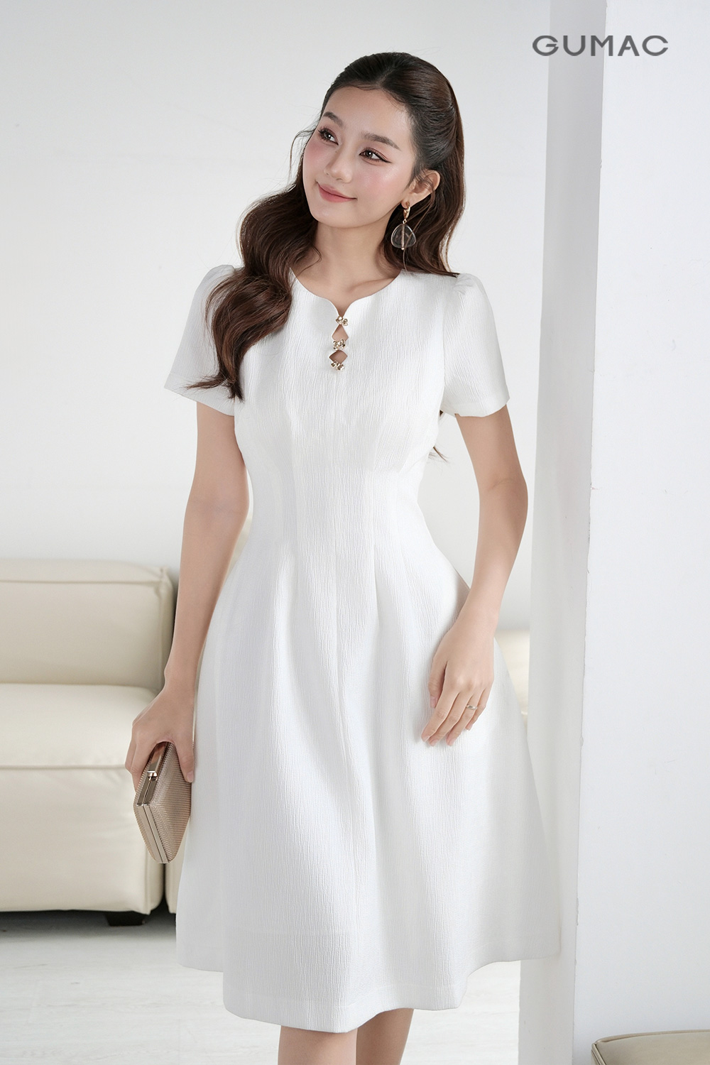 vay dam gumac trang chup anh hoa giay dep