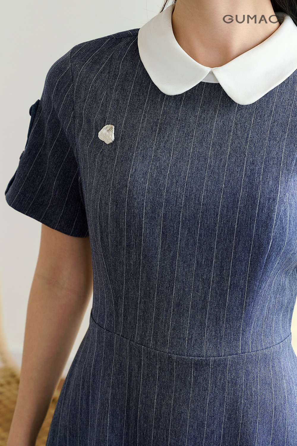 Đầm phối cổ đính nút