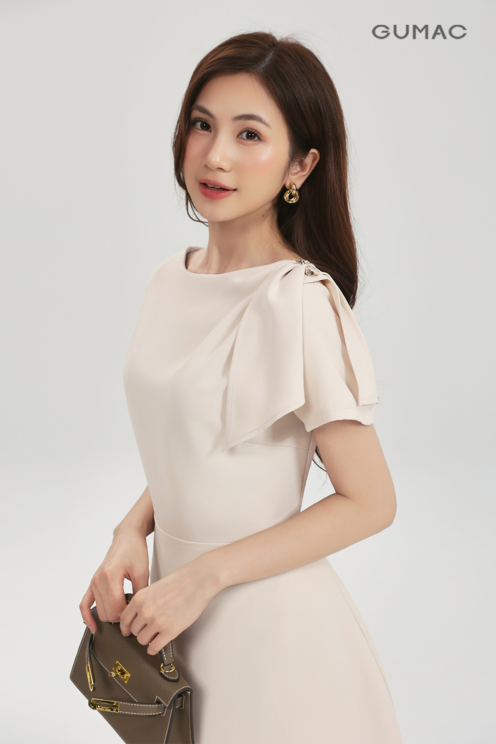 Đầm kiểu vai xếp ly