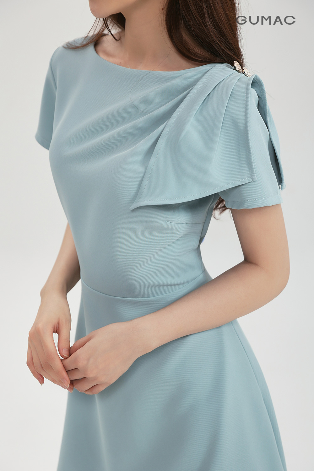 Đầm kiểu vai xếp ly