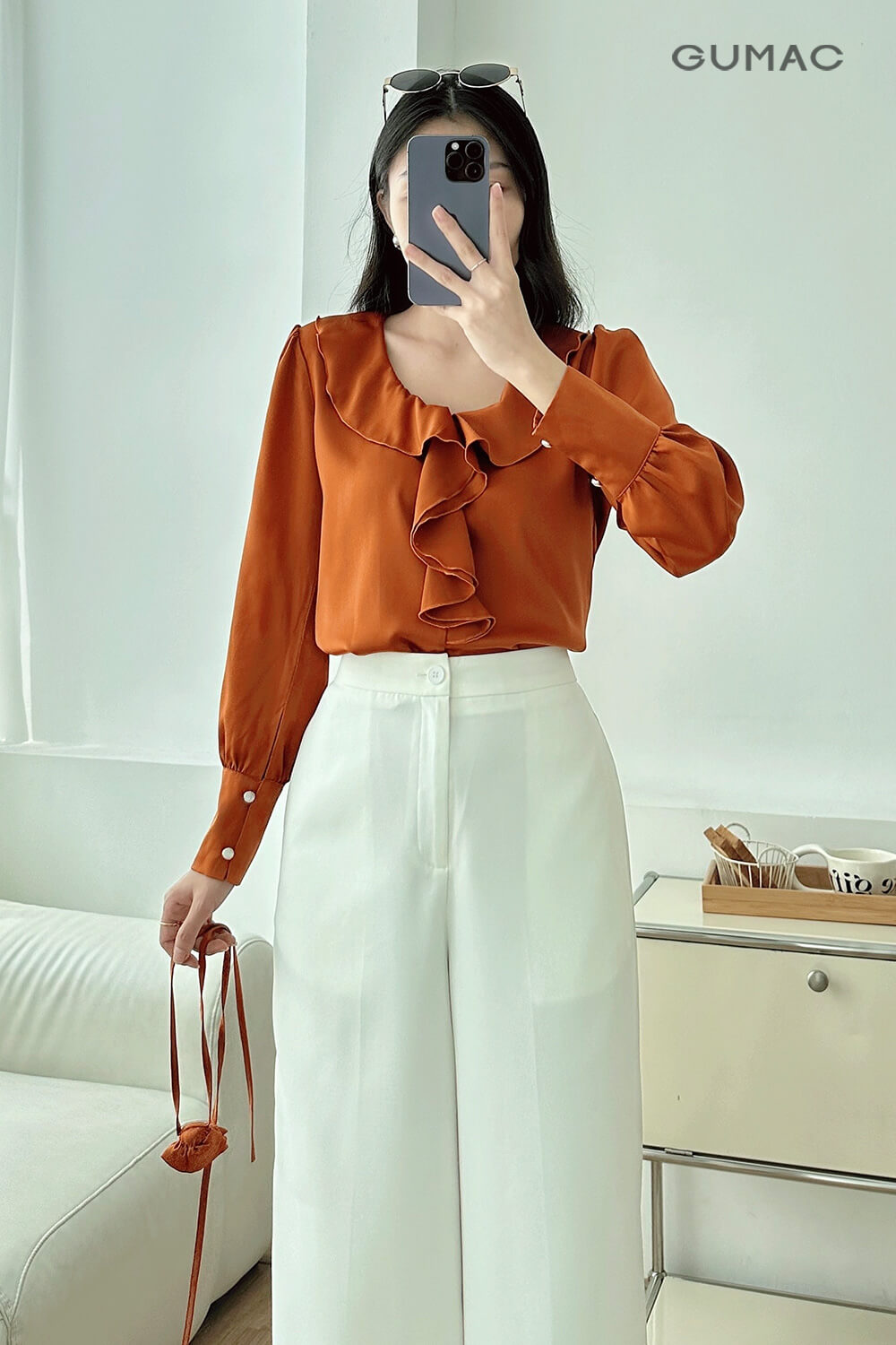 mix áo sơ mi cổ bèo với quần kaki