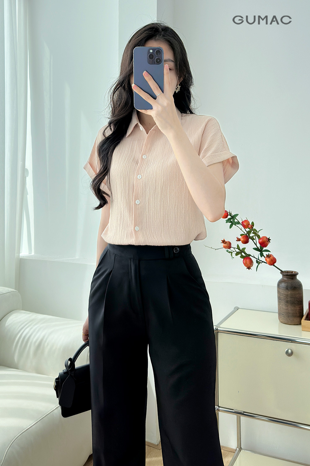 Quần ống đứng kết hợp cùng kiểu áo màu be