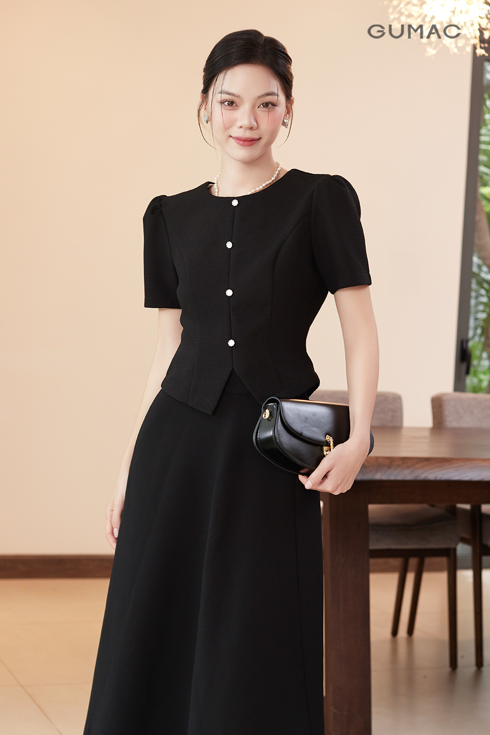 Áo kiểu xẻ lai V