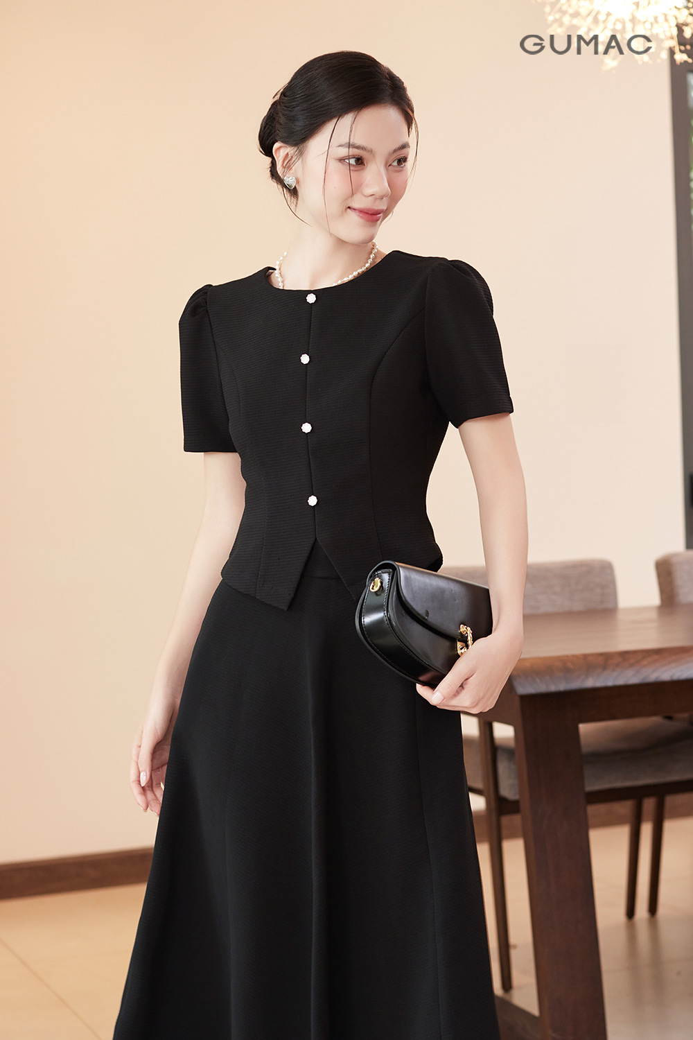 Áo kiểu xẻ lai V