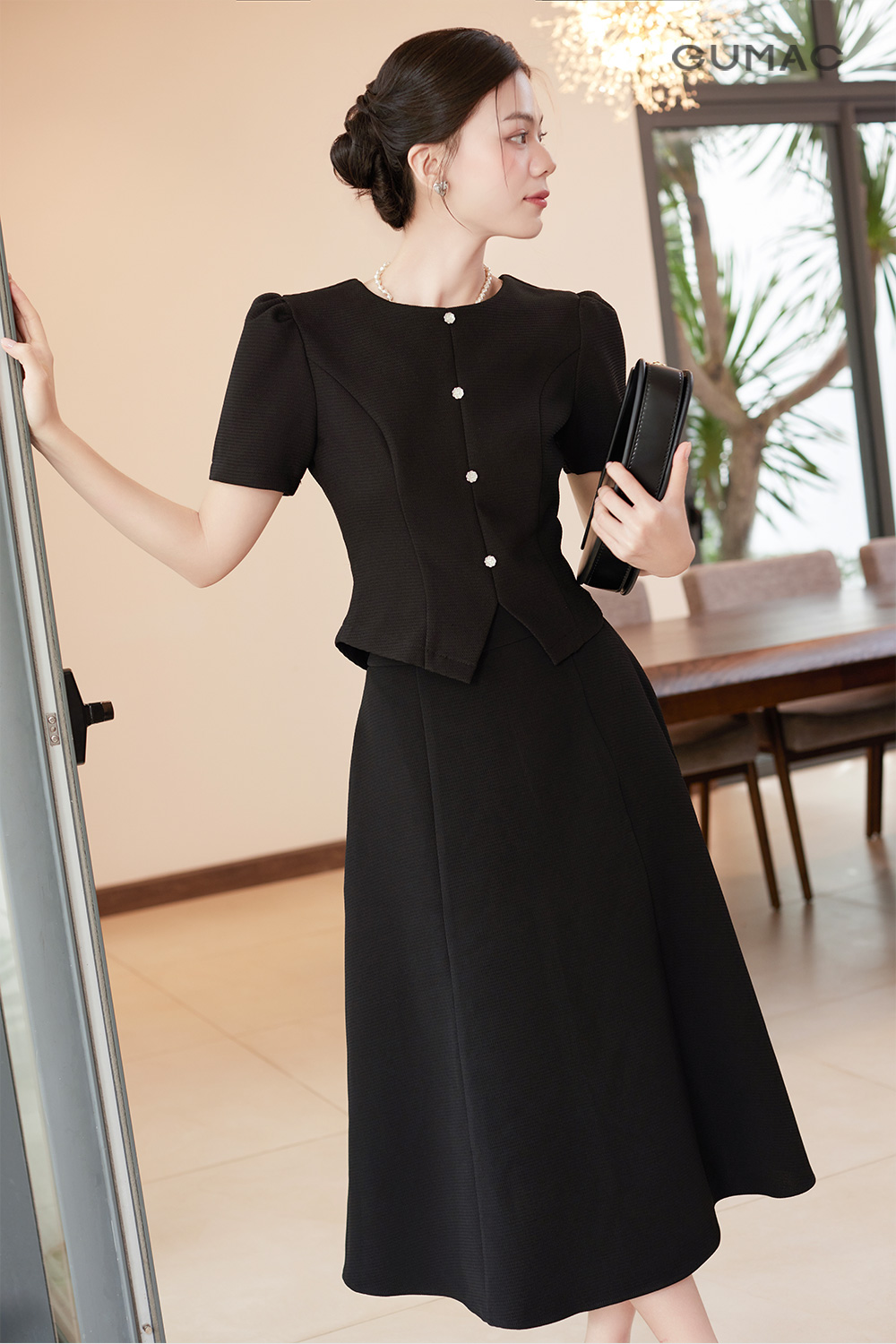 Áo kiểu xẻ lai V