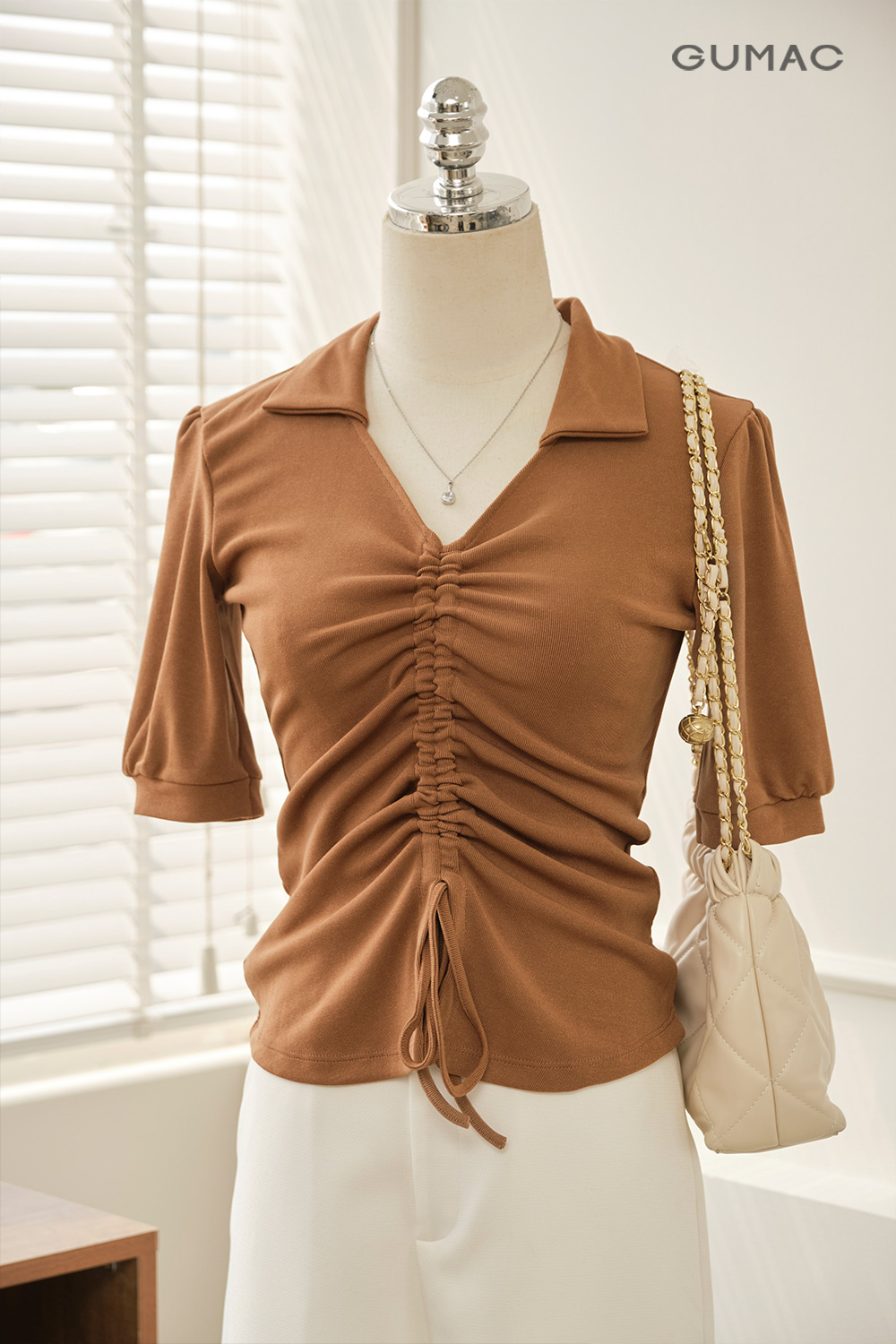 ao thun gumac kieu tay lo nu rut nhun giua