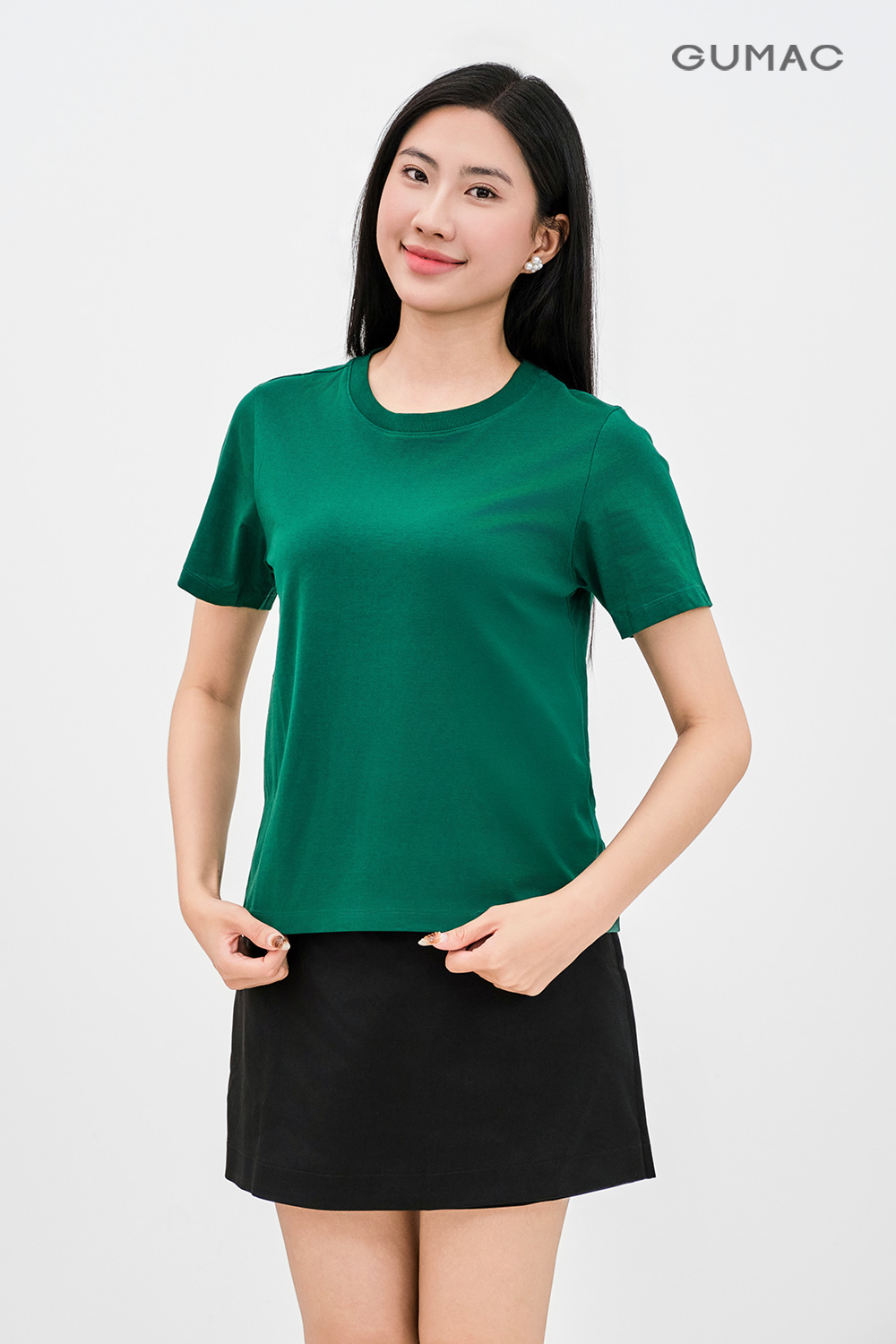 Kết hợp với quần gam màu đen an toàn nhất