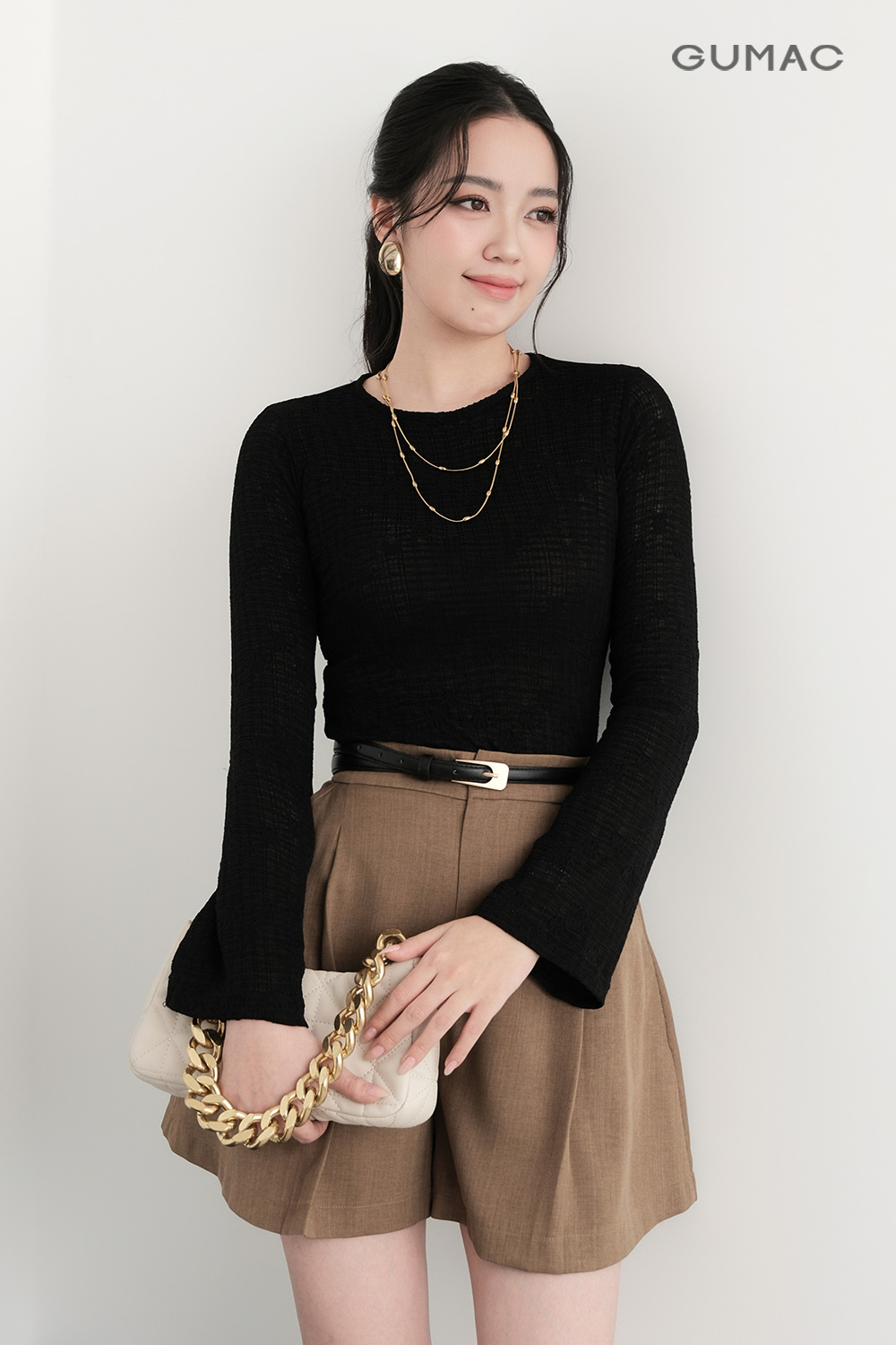 ao thun kieu tay loe mau den phoi quan short mau nau