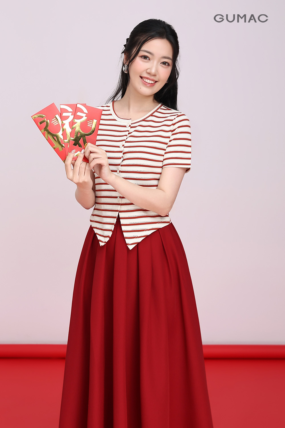 Áo cổ tròn xẻ lai V