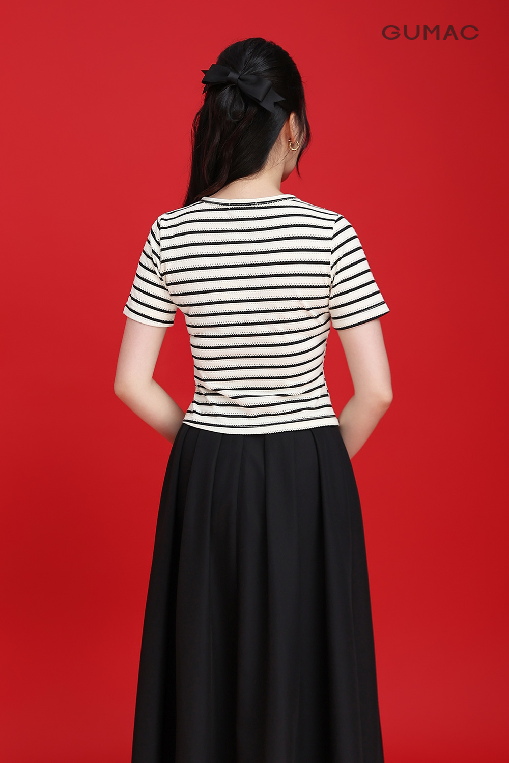 Áo cổ tròn xẻ lai V