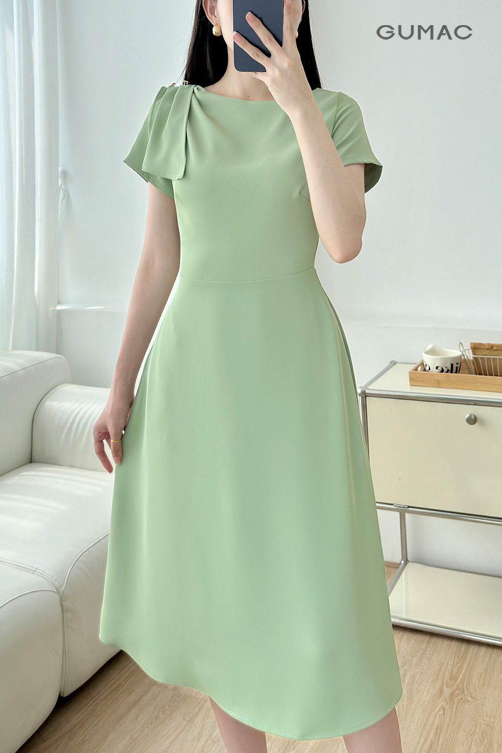 Đầm kiểu vai xếp ly
