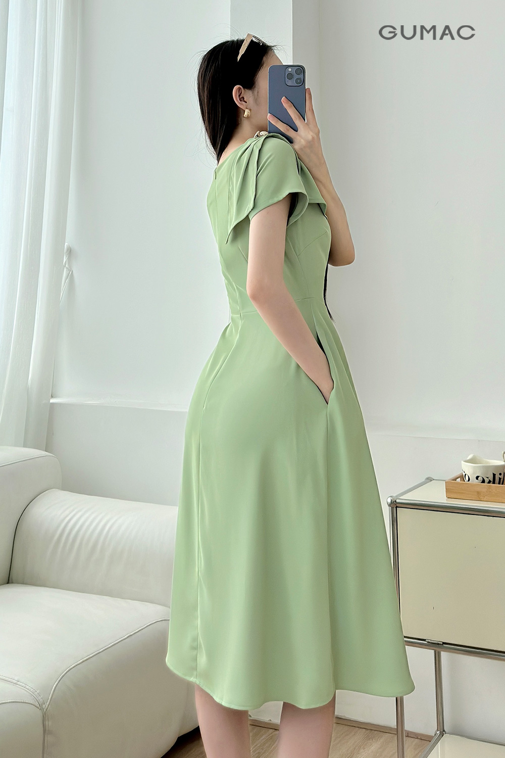 Đầm kiểu vai xếp ly