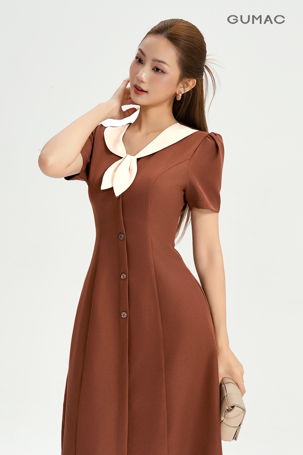 Đầm phối cổ gài hoa