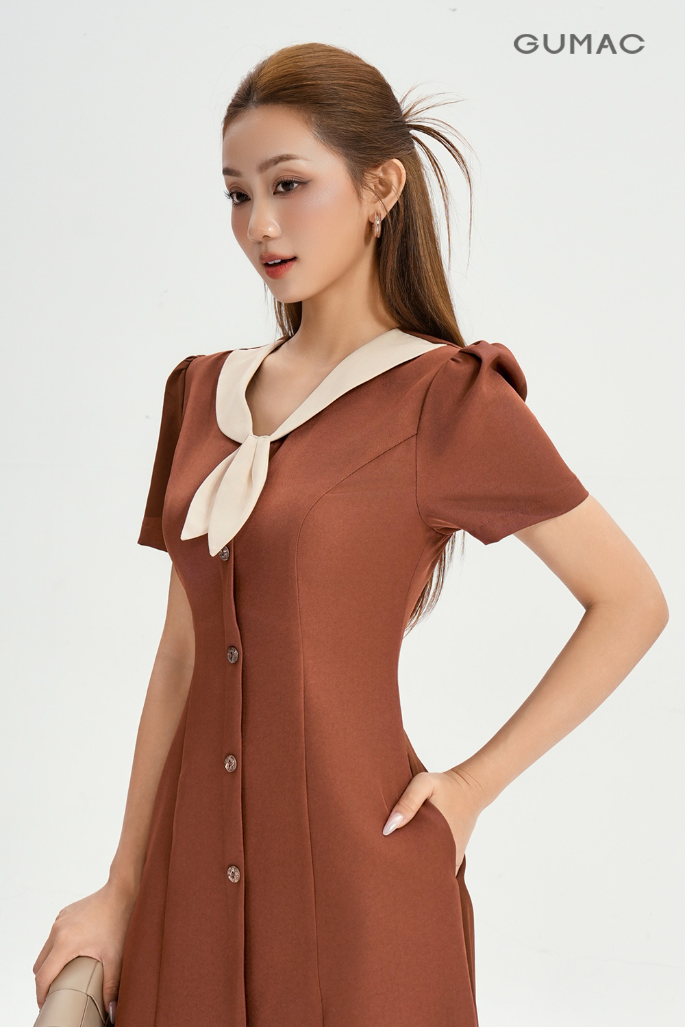 Đầm phối cổ gài hoa