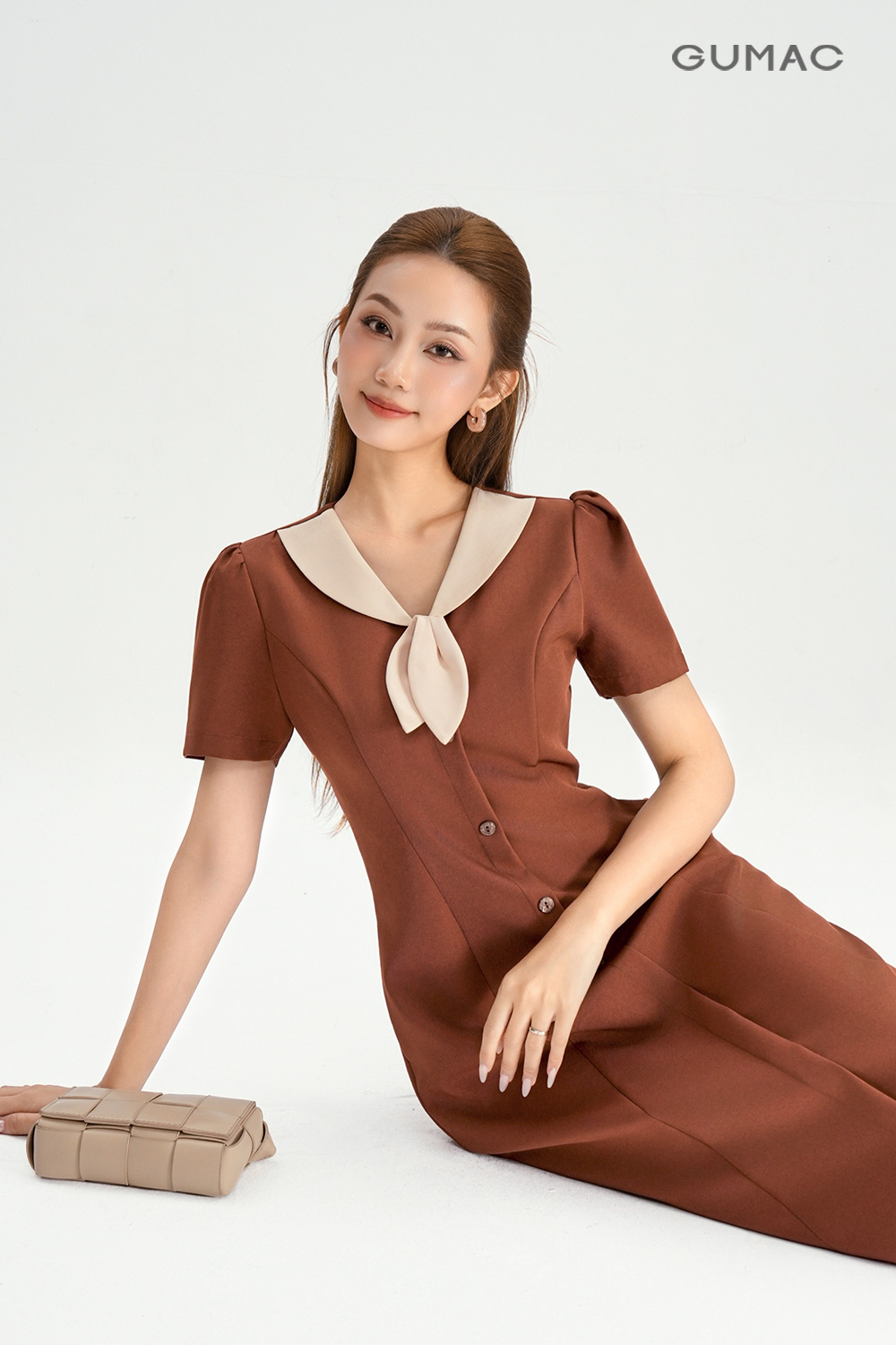 Đầm phối cổ gài hoa