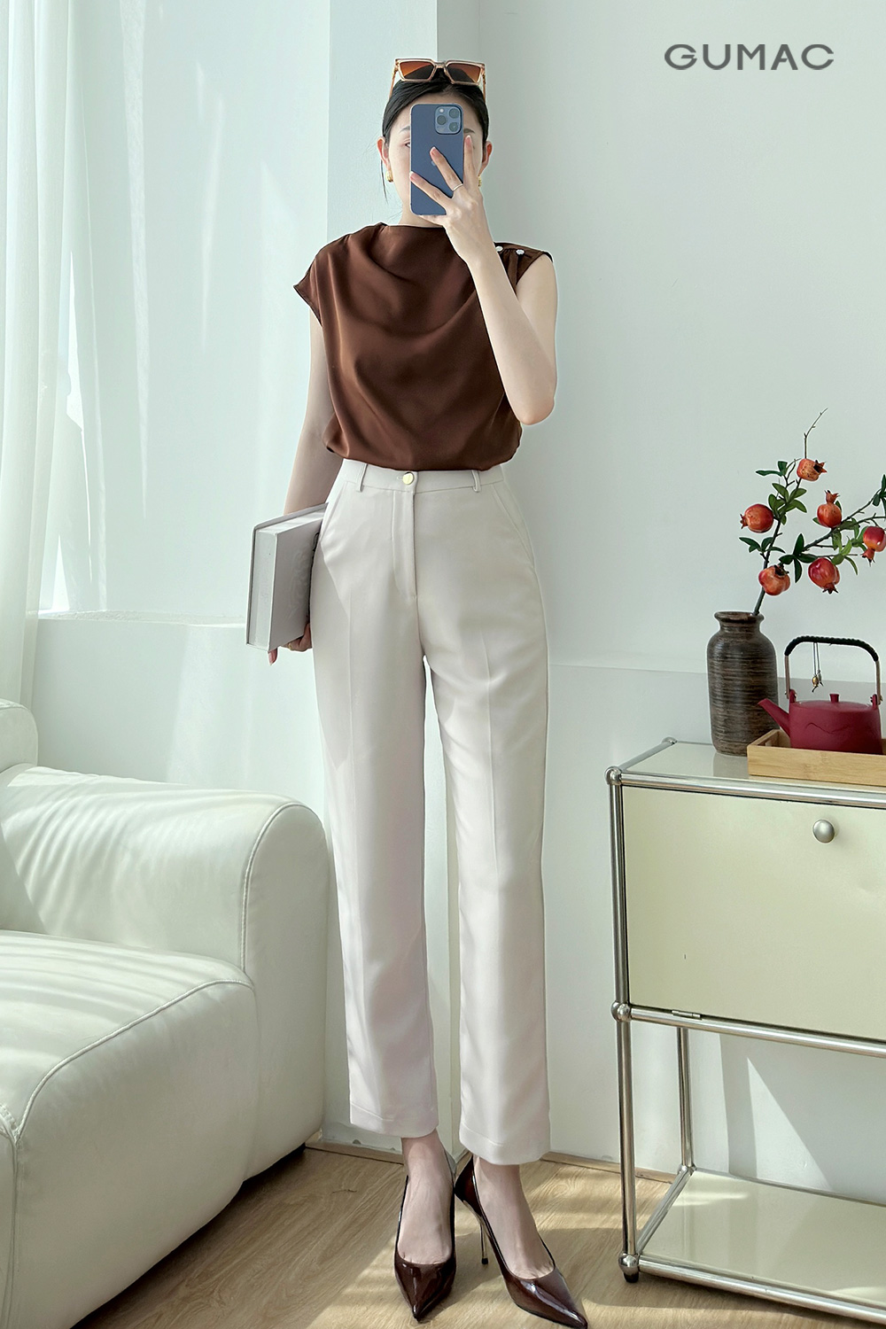 quan tay nu GUMAC dinh khuy nut vang phong cach cong so