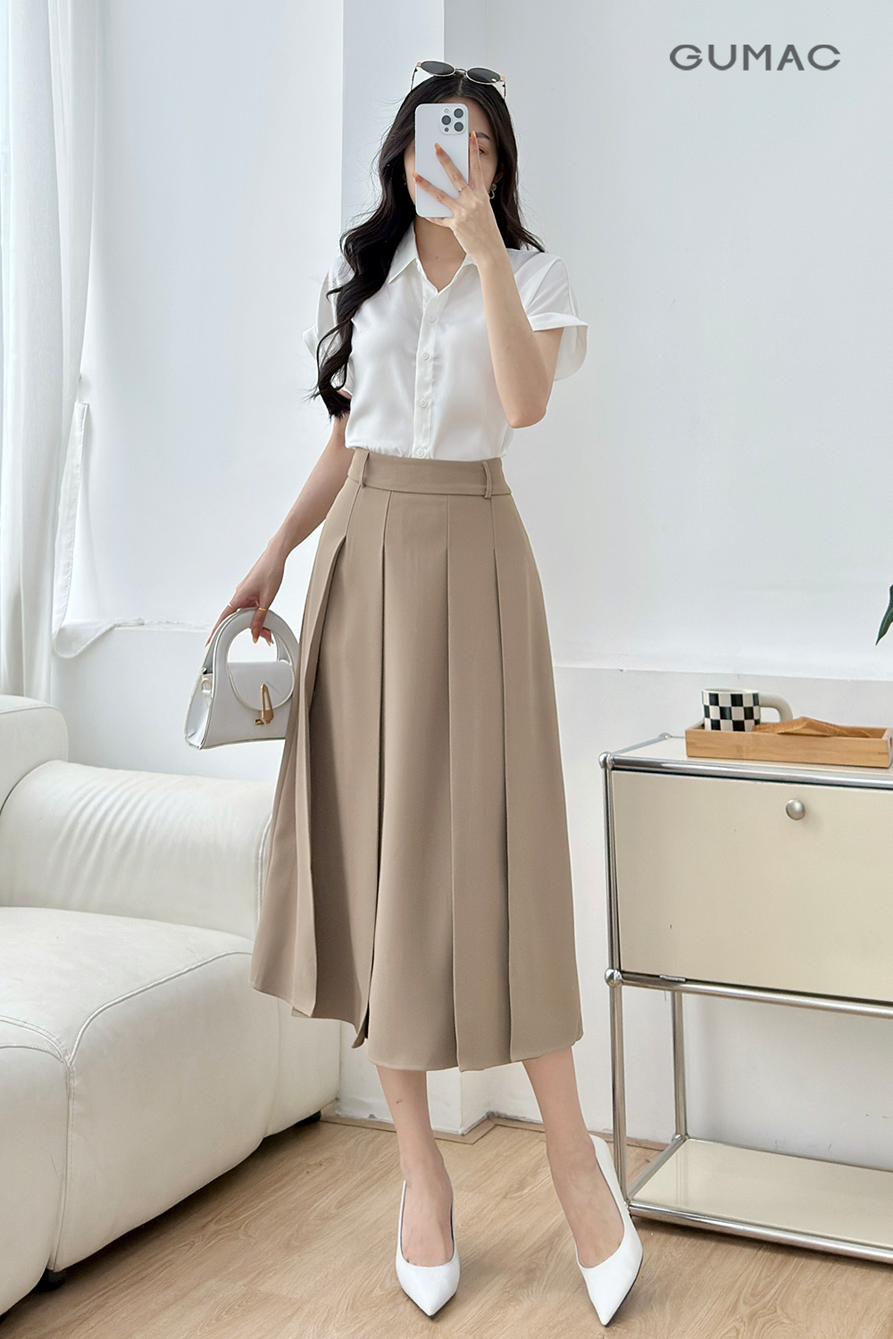 phoi chan vay xep ly dang dai voi ao so mi trang thanh lich