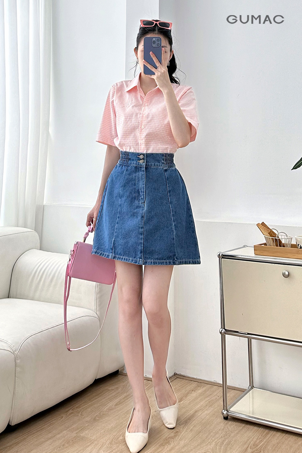 ao so mi mix chan vay jean chup anh cung hoa giay dep