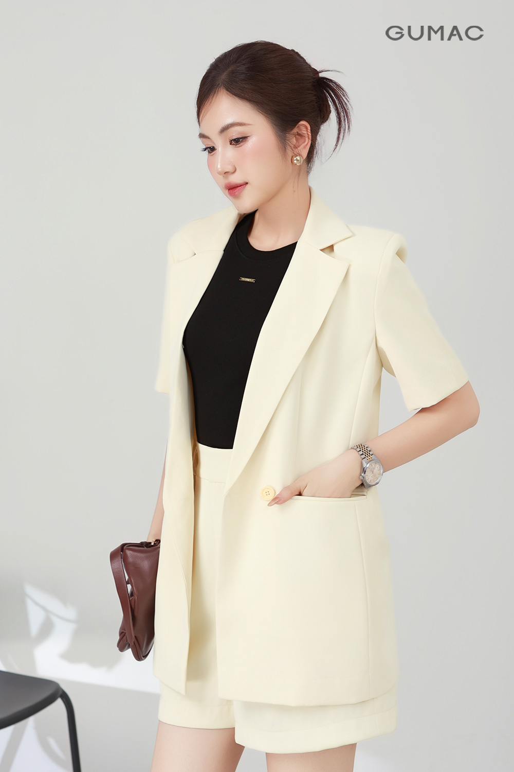 nu 60 tuoi dien co vest  co hop thoi trang
