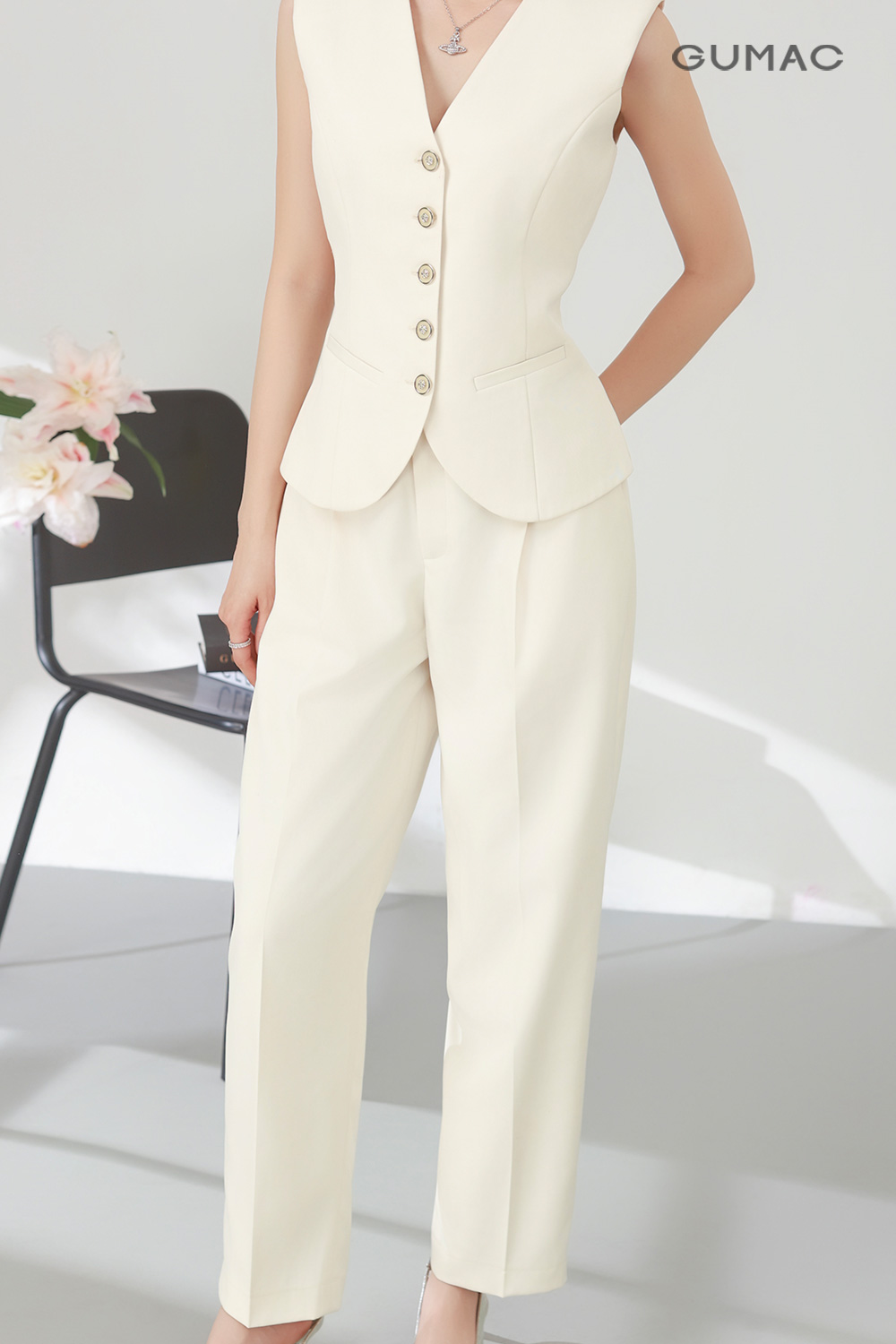 Mix đồ với quần baggy trắng