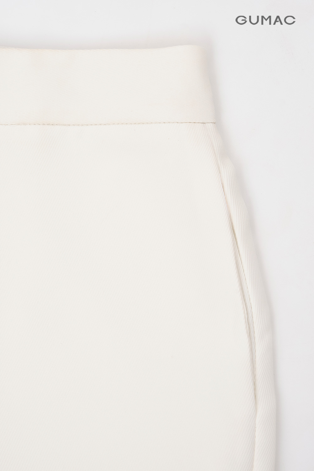 Quần ống suông nút bọc