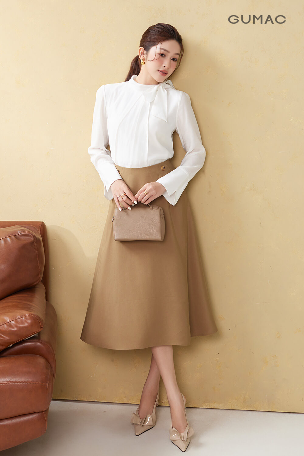 chan vay xoe cung ao so mi