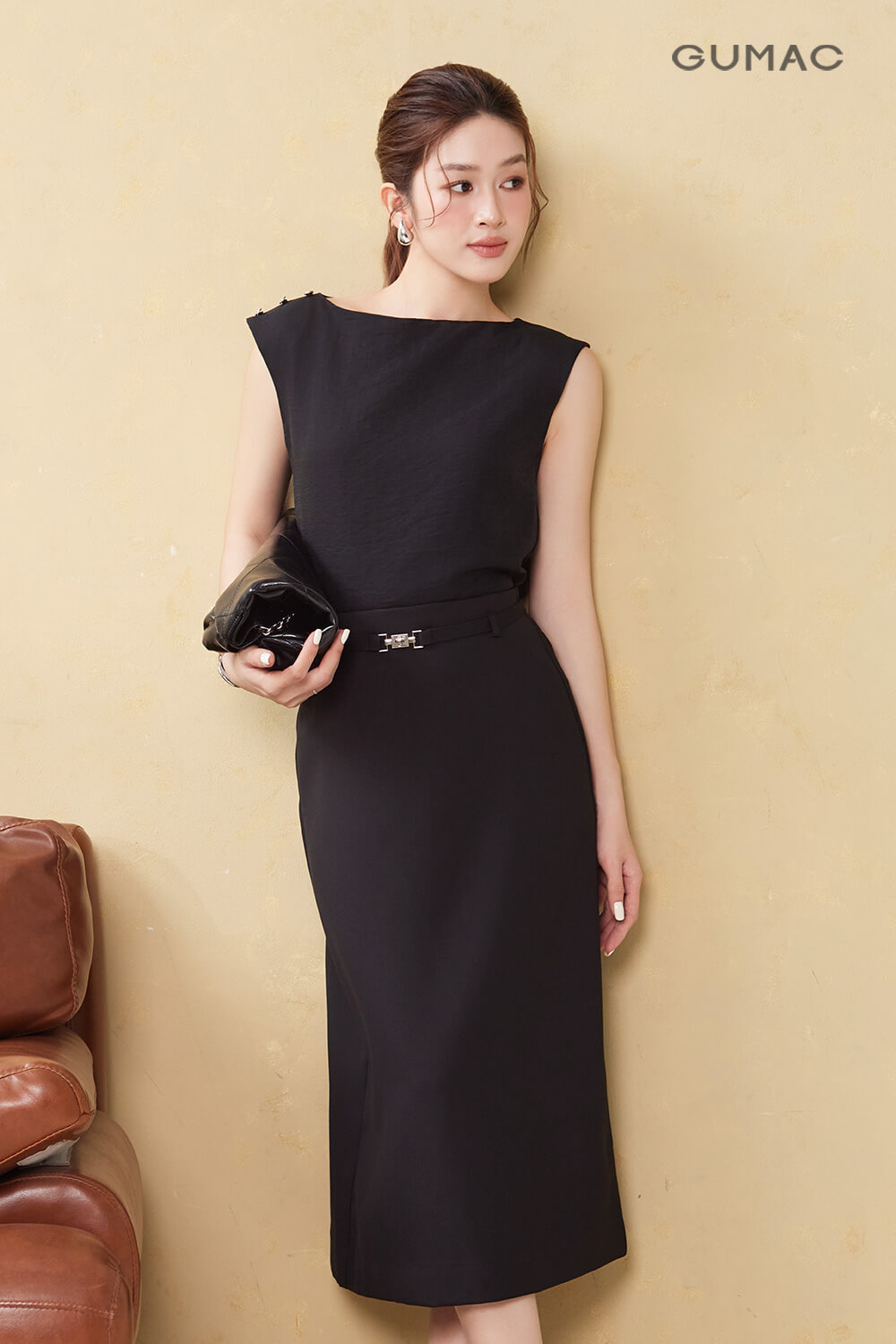 áo thun đen nữ phối với chân váy