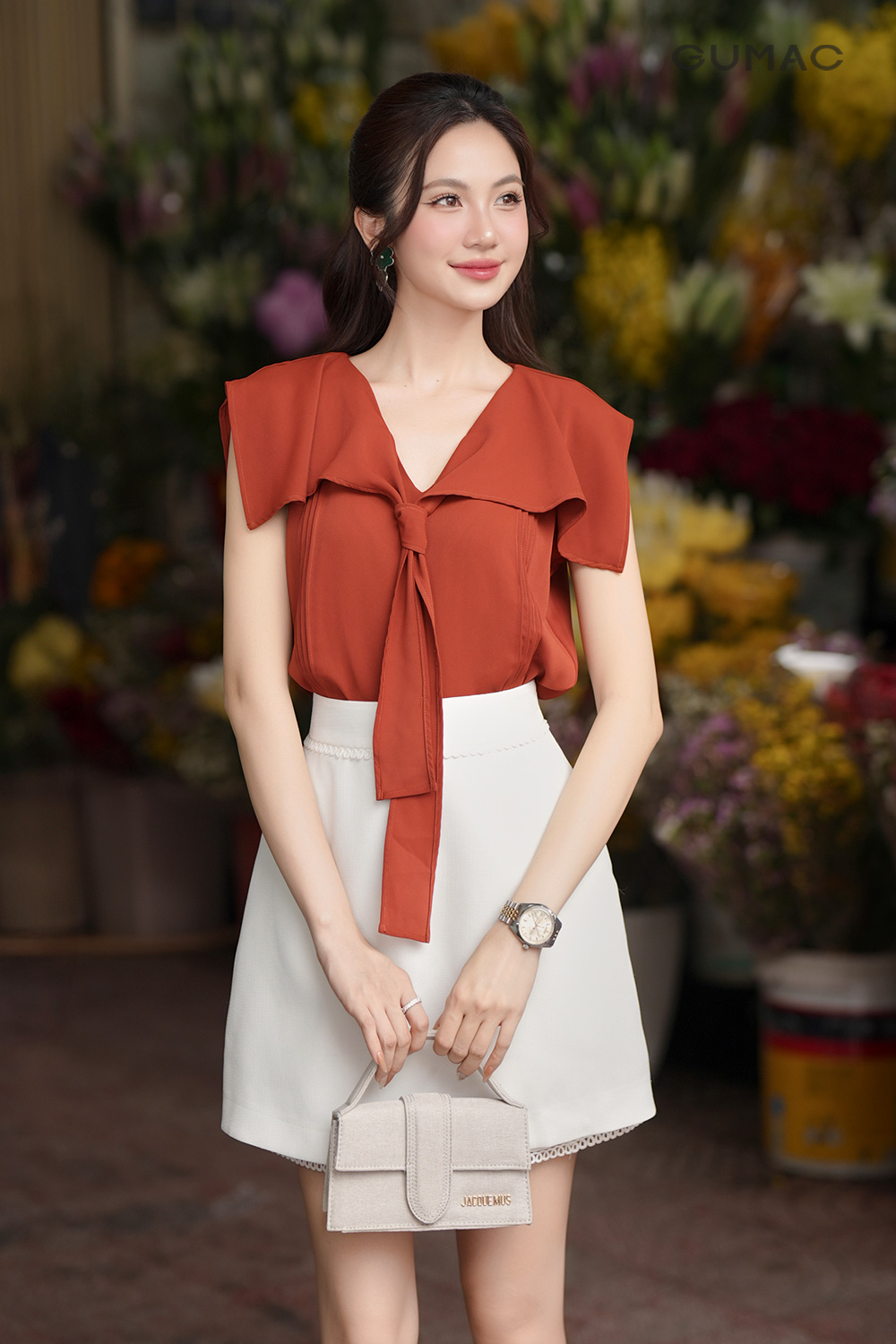 Kết hợp áo kiểu cổ rũ cùng váy quần viền ren
