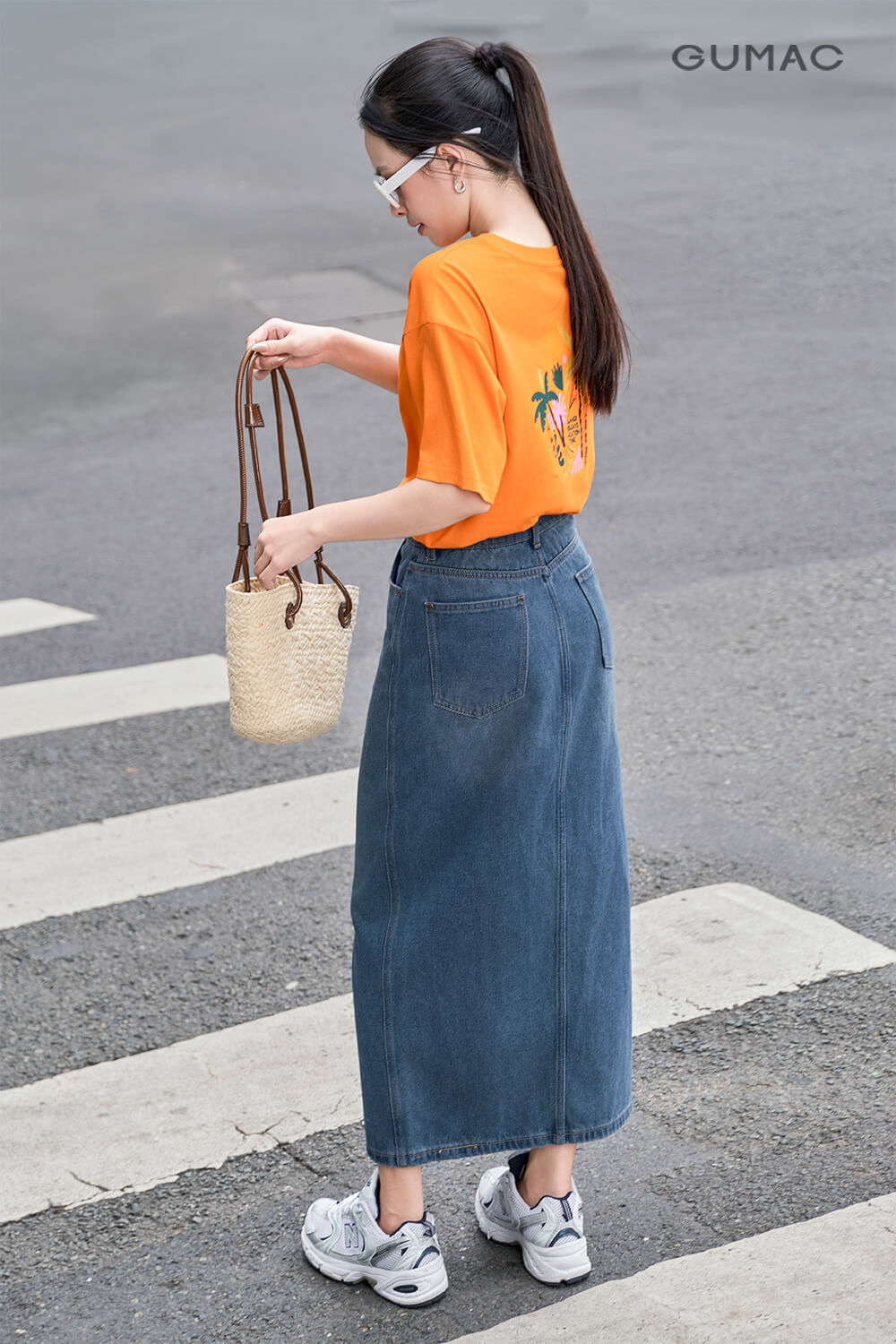 chân váy bò mặc với áo gì