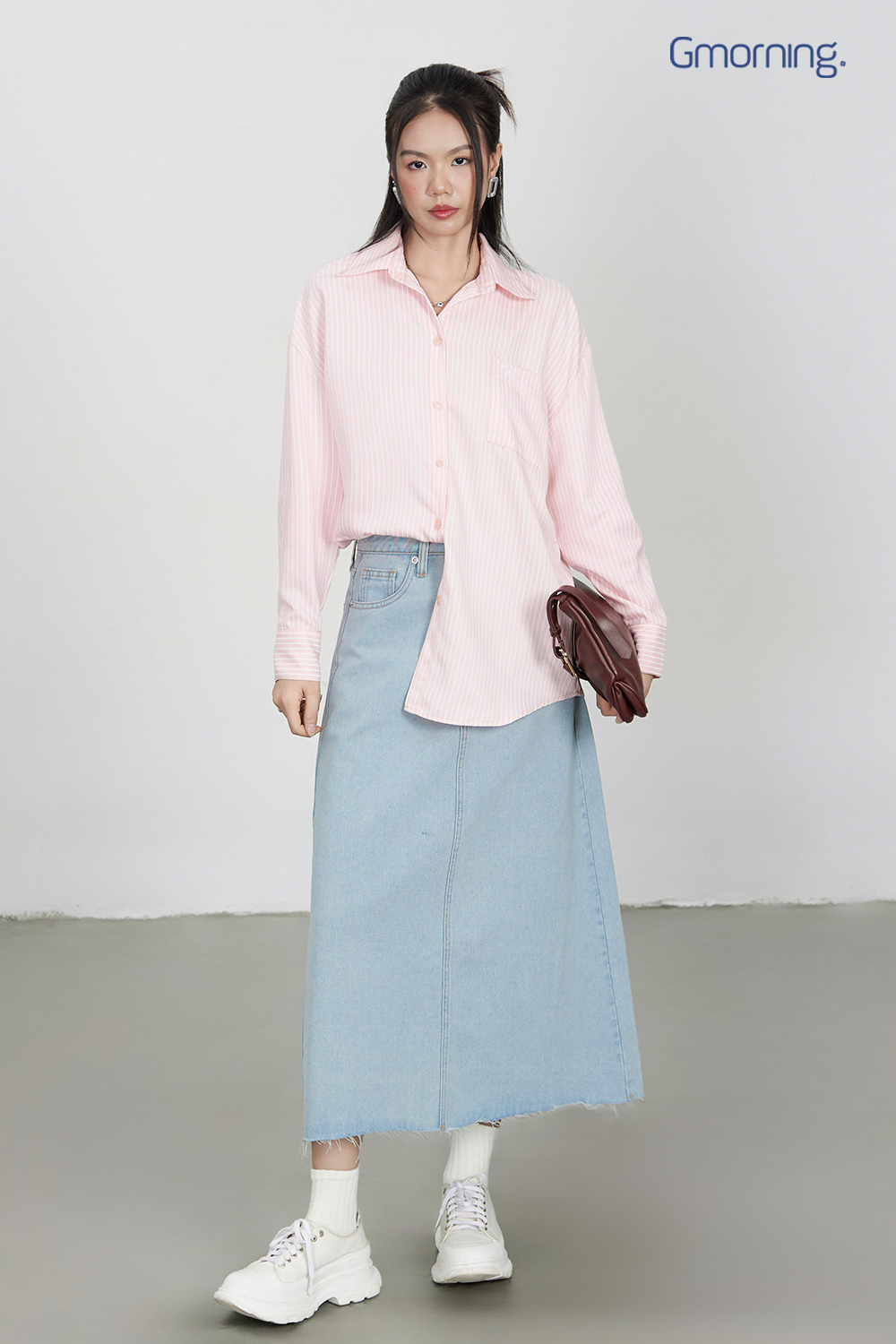 phôi ao so mi oversize cung chan v ay jeans