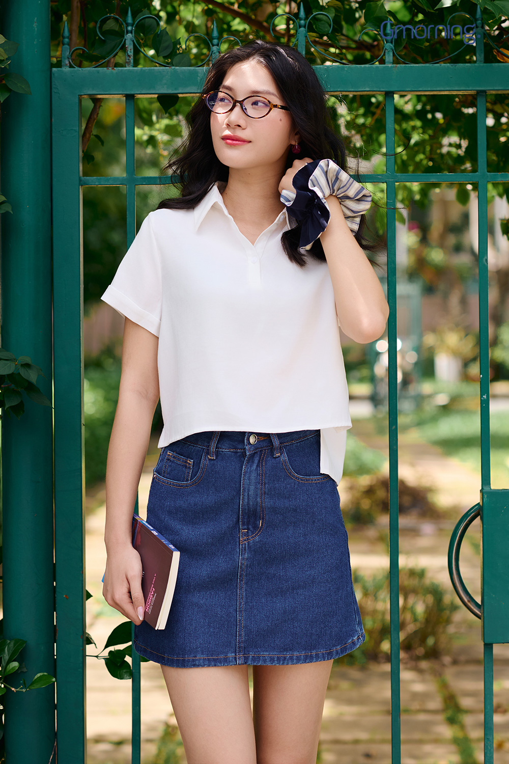 ao sweater mac cung chan vay gumac chup anh o sieu thi dep